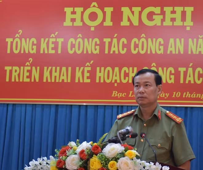 Đại tá Lê Tấn Tới, Giám đốc Công an tỉnh, trình bày báo cáo công tác tại Hội nghị.