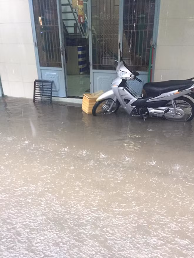 Nước tràn cả vào những con hẻm nhỏ.