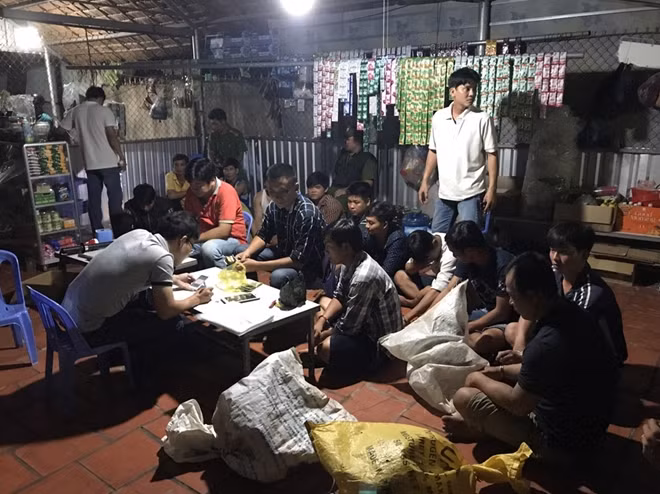 Lực lượng Công lập biên bản phạm tội quả tang các đối tượng đánh bạc.