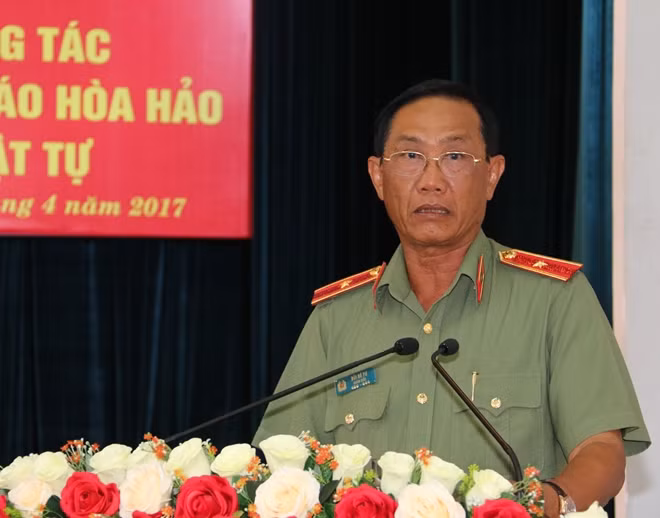 Thiếu tướng Bùi Bé Tư - Giám đốc Công an An Giang, phát biểu tham luận tại Hội thảo.