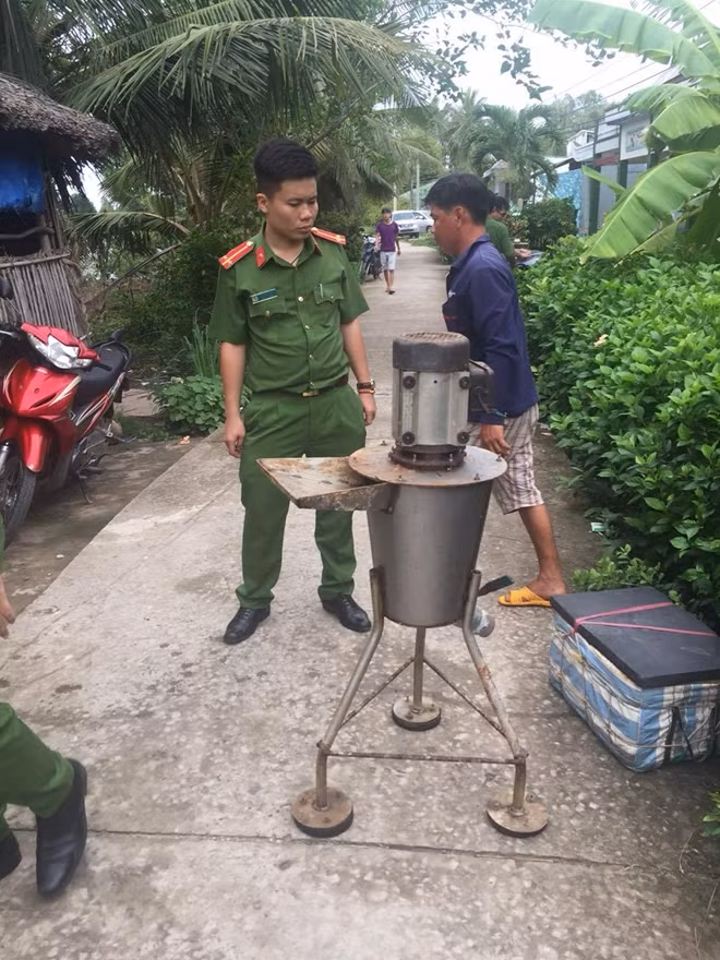 Cơ quan chức năng tạm giữ tang vật của cơ sở ông Minh để điều tra làm rõ.