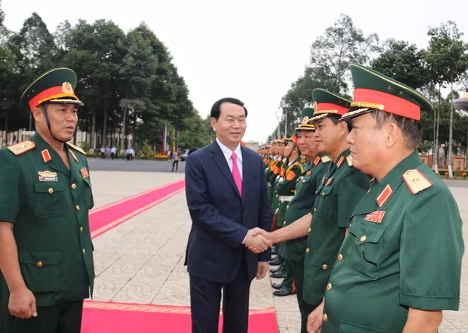 Chủ tịch nước Trần Đại Quang duyệt đội danh dự tại Bộ Tư lệnh Quân khu 9.