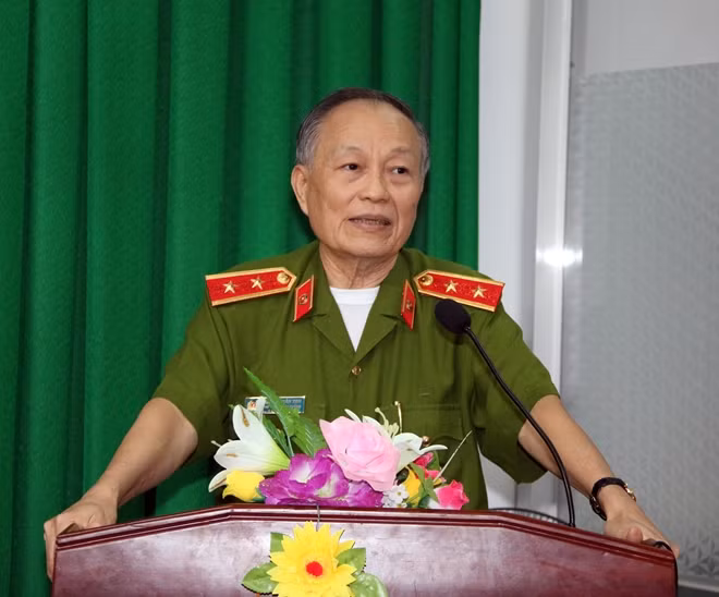 Trung tướng Nguyễn Xuân Xinh, thăm hỏi và chúc Tết gia đình chính sách, hộ nghèo tại các điểm trao quà.