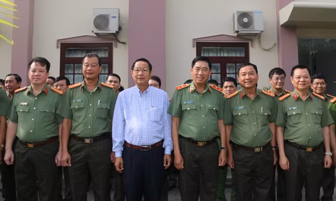 Trung tướng Lê Văn Đệ, cùng lãnh đạo UBND TP Cần Thơ và các đại biểu dự hội nghị.