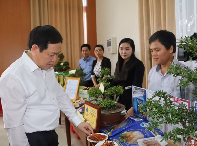 Phó Thủ tướng Vương Đình Huệ, tham quan một số sản phẩm nông nghiệp của các HTX trưng bày tại Hội nghị.
