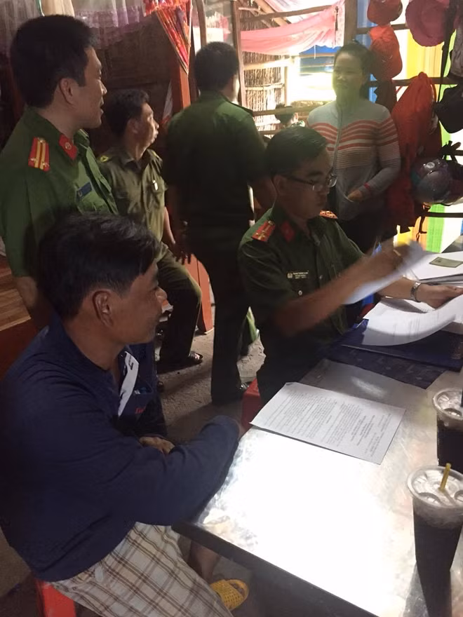 Ông Minh (bìa trái), thừa nhận bơm tạp chất vào tôm nguyên liệu từ tháng 3-2017 đến nay.