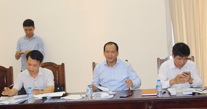 Thứ trưởng Bộ GTVT Nguyễn Nhật (thứ 2 từ phải qua), phát biểu tại buổi làm việc.
