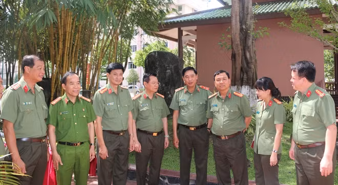 Trung tướng Lê Văn Đệ, trao đổi với các đại biểu về công tác thi đua 6 tháng đầu năm 2017 của Cụm thi đua số 1.