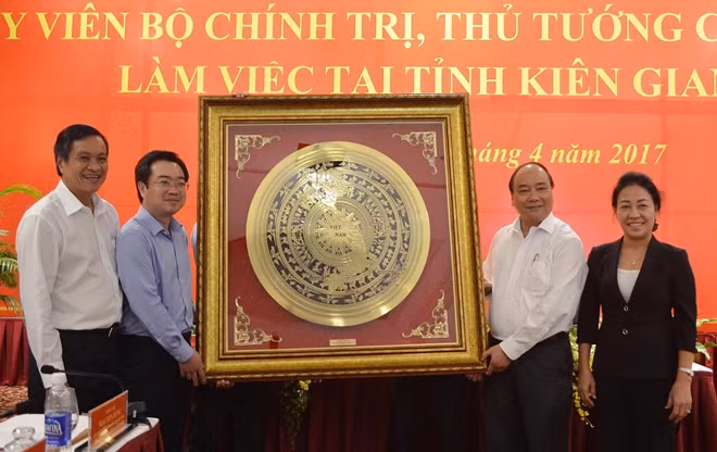 Thủ tướng Nguyễn Xuân Phúc, tặng quà lưu niệm Đảng bộ, chính quyền và nhân dân tỉnh Kiên Giang.