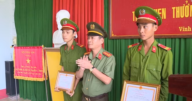 Đại tá Nguyễn Minh Ngọc, Phó Giám đốc Công an tỉnh Sóc Trăng, tặng Giấy khen cho các CBCS đã nhặt và trả lại tài sản cho người dân đánh rơi.