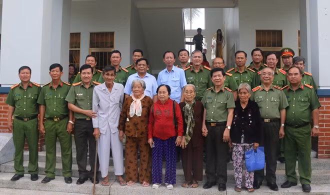 Thứ trưởng Nguyễn Văn Sơn, cùng đoàn công tác, các Mẹ Việt Nam Anh hùng và thân nhân liệt sỹ.