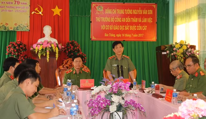 Thứ trưởng Nguyễn Văn Sơn, phát biểu tại buổi làm việc với Cơ sở giáo dục bắt buộc Cồn Cát, đóng trên địa bàn huyện Cù Lao Dung.