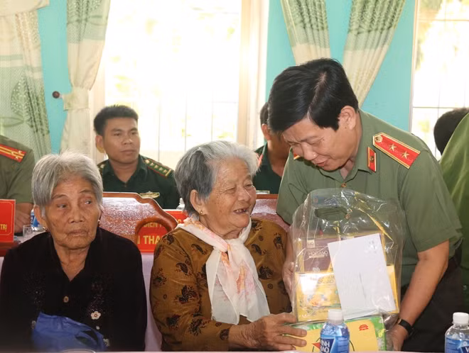 Thứ trưởng Nguyễn Văn Sơn, thăm hỏi, tri ân và tặng quà Mẹ Việt Nam Anh hùng, thân nhân liệt sỹ của huyện Cù Lao Dung (Sóc Trăng).