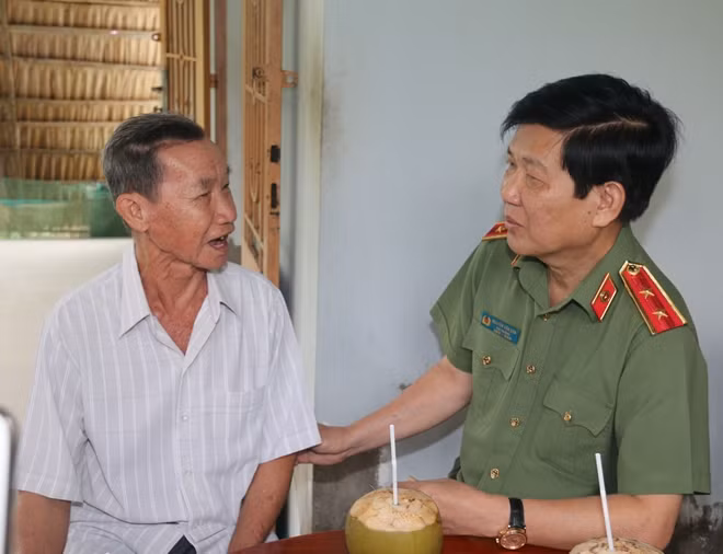 Thứ trưởng Nguyễn Văn Sơn, thăm hỏi, tri ân và tặng quà thân nhân liệt sỹ, thương binh lực lượng CAND của huyện Cù Lao Dung (Sóc Trăng).