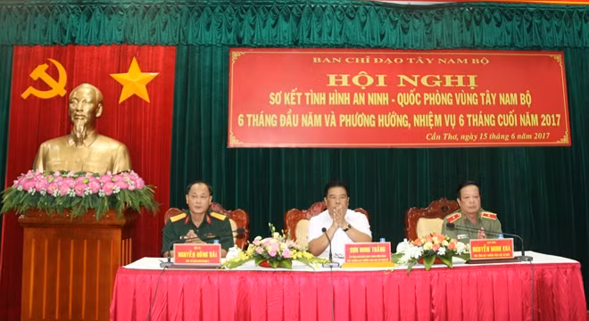 Các đồng chí chủ trì hội hội nghị.
