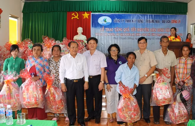 Ông Lê Minh Khái, Bí thư Tỉnh ủy Bạc Liêu và ông Tô Hoài Dân - Chủ tịch HĐQT, Tổng giám đốc Công ty Công Lý và chính quyền địa phương, tặng quà bà con nghèo xã Vĩnh Trạch Đông.