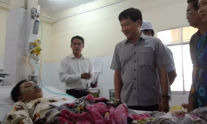 Đồng chí Lê Minh Khái, Bí thư Tỉnh ủy Bạc Liêu đến Bệnh viện chia sẻ, thăm hỏi nạn nhân vụ chìm tàu.