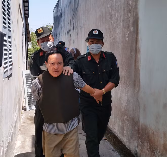 Đối tượng Ai, bị lực lượng CSCĐ Công an Vĩnh Long khống chế thành công.