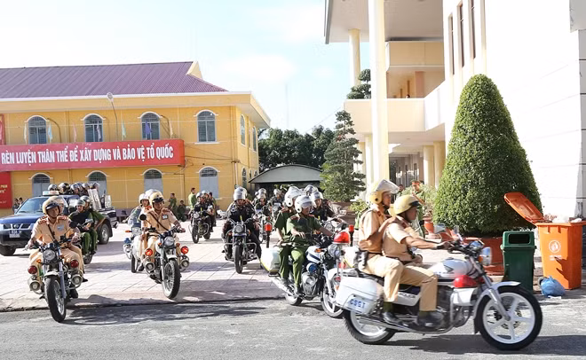 Sau lễ phát lệnh, các lực lượng lên đường làm nhiệm vụ.