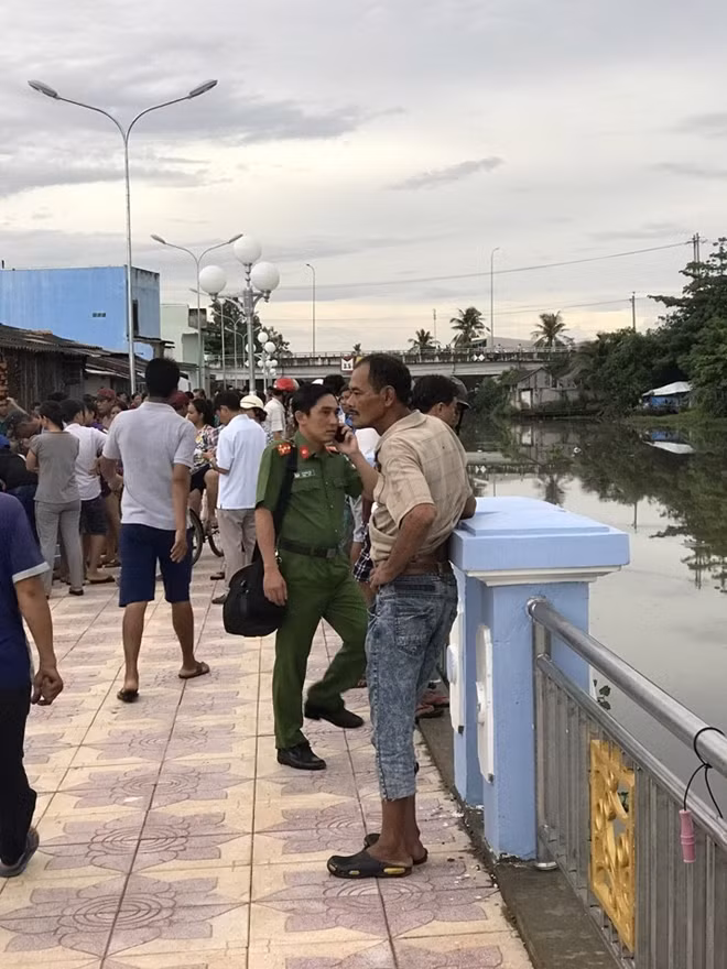 Khu vực bờ sông, nơi phát hiện 2 bé trai chết đuối.