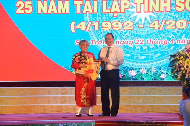 Thủ tướng Nguyễn Xuân Phúc, trao tặng danh hiệu "Mẹ Việt Nam Anh hùng" cho mẹ Lưu Thị Nguyệt ở TP Sóc Trăng.