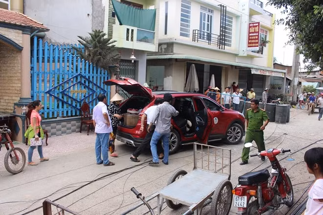 Người dân trong khu vực sạt lở đang di chuyển đồ đạc ra khỏi nhà để tránh nguy hiểm.