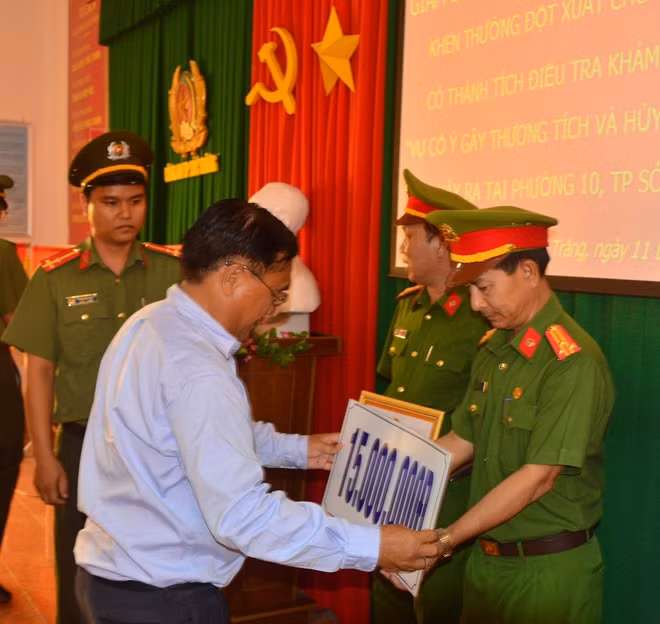 Lãnh đạo TP Sóc Trăng, khen thưởng các đơn vị tham gia phá án.