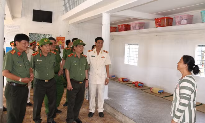 Thứ trưởng Nguyễn Văn Sơn, hỏi thăm sức khỏe, động viên các phạm nhân đang chấp hành án tại Trại giam Định Thành.