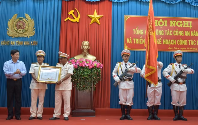Thừa ủy quyền của Chủ tịch nước, đồng chí Lê Minh Khái, Bí thư Tỉnh ủy, trao Huân chương Chiến công hạng III cho Phòng CSHS Công an tỉnh Bạc Liêu.
