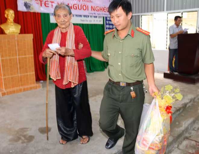 Bà con rất phấn khởi khi nhận được những phần quà ấm áp nghĩa tình từ Báo CAND và Công ty võng xếp Duy Lợi.