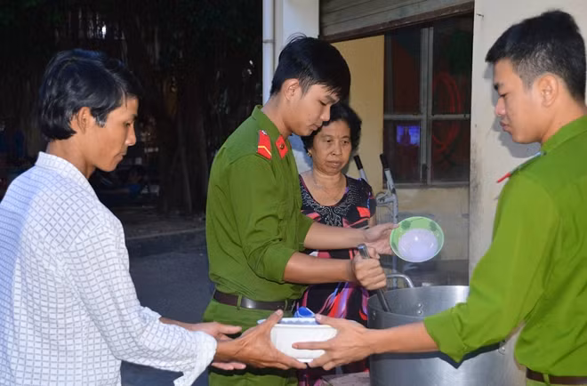 Niềm vui của bệnh nhân và người nhà khi nhận những tô cháo thắm đượm nghĩa tình của CBCS Công an an huyện Mỹ Tú.