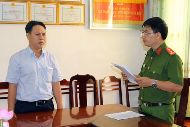 Cơ quan Công an đọc lệnh bắt bi can Tâm.