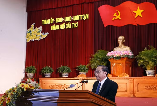 Đồng chí Trần Quốc Trung - Ủy viên Trung ương Đảng, Bí thư Thành ủy Cần Thơ, đọc diễn văn ôn lại chặng đường 87 năm vẻ vang của Đảng Cộng sản Việt Nam.