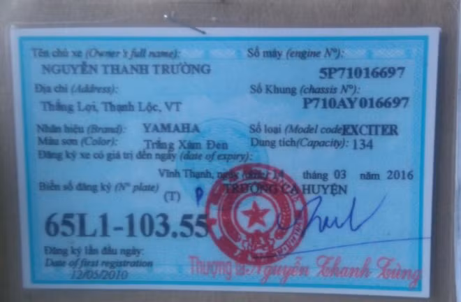 Xe tang vật và giấy tờ liên quan đến các vụ trộm mà các đối tượng trên gây ra.