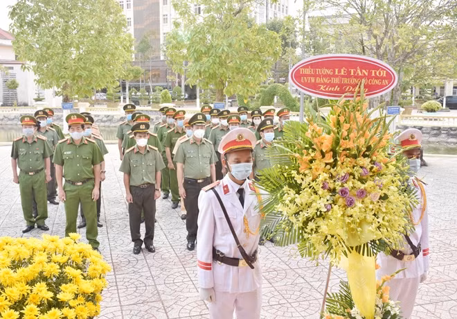 Thứ trưởng Lê Tấn Tới dâng hoa, dâng hương tại Nhà tưởng niệm Chủ tịch Hồ Chí Minh trong trụ sở Công an tỉnh Bạc Liêu.
