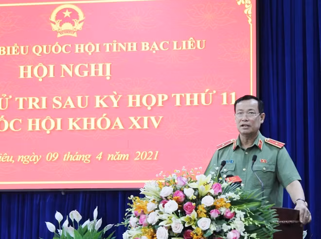 Thứ trưởng Bộ Công an Lê Tấn Tới trả lời các ý kiến, kiến nghị của cử tri.