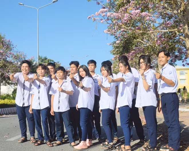 Đường hoa này thu rất nhiều bạn trẻ đến chiêm ngưỡng, chụp hình kỷ niệm.