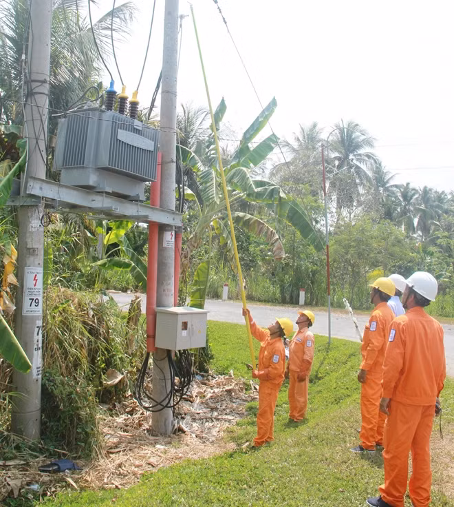 Điện lực Tiền Giang đóng điện vận hành trạm bơm Nguyễn Tấn Thành.