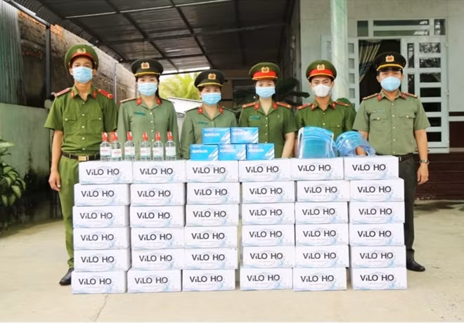 Đoàn thể Công an tỉnh Sóc Trăng thăm hỏi, tặng quà các chốt kiểm soát phòng, chống dịnh bệnh.