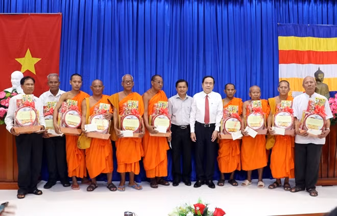 Đồng chí Trần Thanh Mẫn cùng lãnh đạo Tỉnh ủy, UBND tỉnh và các vị Sư sãi, người có uy tín trong đồng bào Khmer tỉnh Sóc Trăng.