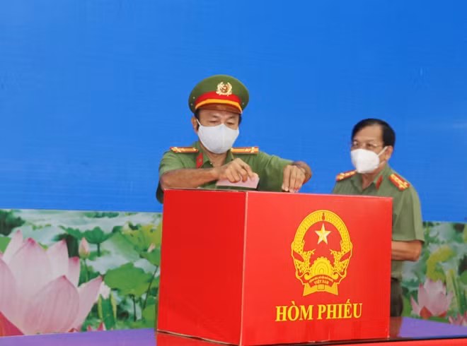 Ban Giám đốc bỏ phiếu bầu cử.