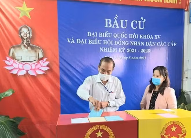 Cử tri vùng châu thổ Cửu Long no6u nức đến các điểm bỏ phiếu để bầu cử.