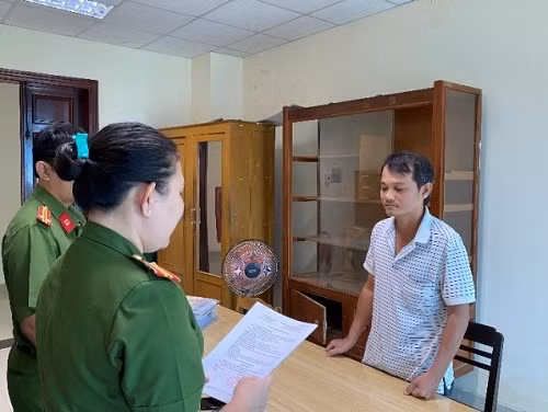 Cơ quan CSĐT Công an TP Cần Thơ tống đạt quyết định khởi tố, lệnh bắt tạm giam đối với Tiến.