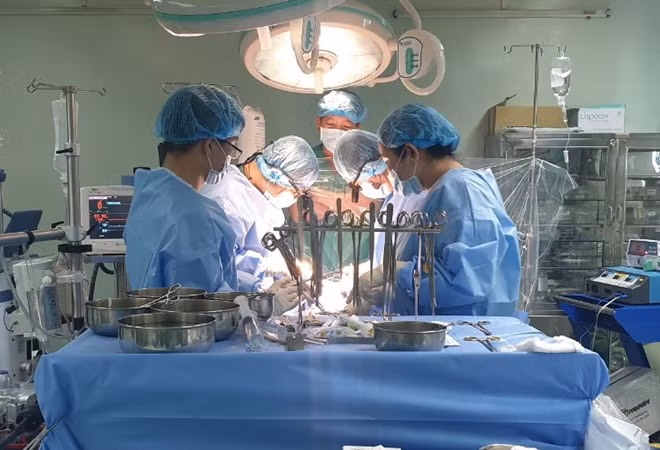 Các BS đang phẫu thuật tim cho bệnh nhân.
