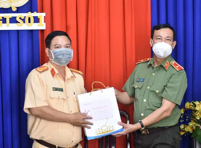Thứ trưởng Lê Tấn Tới đến làm việc, chúc Tết Đội CSGT số 1 Phòng CSGT Công an tỉnh Bạc Liêu.