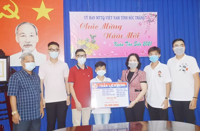 Lãnh đạo Ủy ban MTTQVN tỉnh Sóc Trăng tiếp nhận 50 triệu đồng ủng hộ quỹ phòng chống COVID-19 của nhóm anh, em trong một gia đình.