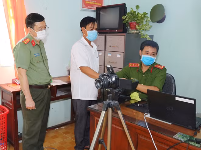 Đại tá Nguyễn Minh Ngọc, Giám đốc Công an tỉnh Sóc Trăng kiểm tra việc cấp CCCD tại Công an huyện Châu Thành.