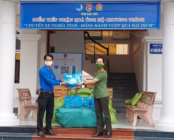 Trao tặng vật dụng y tế, gạo, nhu yếu phẩm cho Tỉnh Đoàn Bạc Liêu để ủng hộ Chương trình “Chuyến xe nghĩa tình - Đồng hành vượt qua đại dịch”.