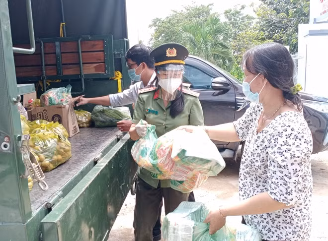 Công an tỉnh Sóc Trăng tặng quà người dân các khu vực các ly ở thị xã ven biển Vĩnh Châu.