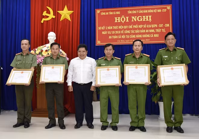 Tổng công ty Cảng hàng không Việt Nam khen thưởng các cá nhân thuộc Công an tỉnh Cà Mau có thành tích xuất sắc.